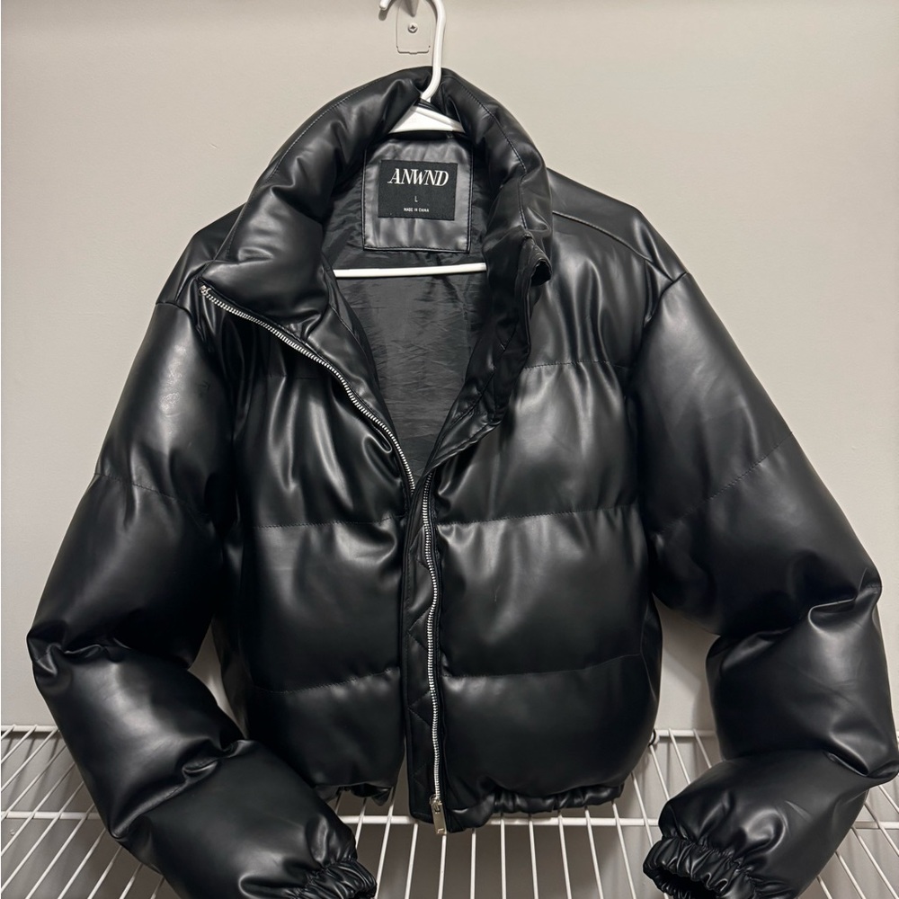 Women’s black cropped puffer